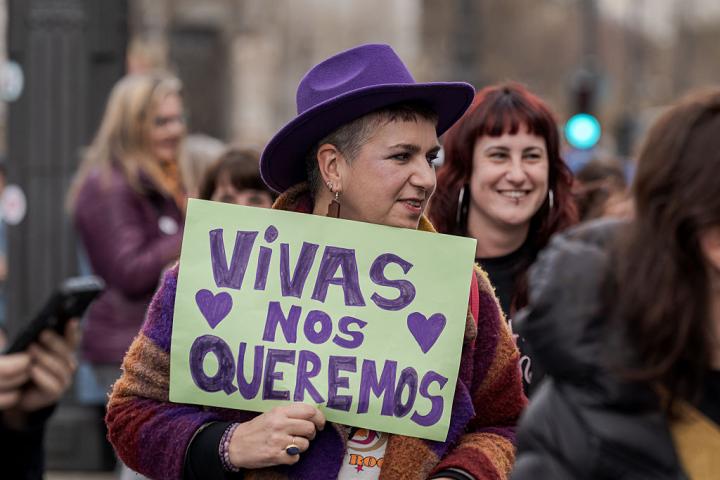 Pancarta del 8m de 2026 en Madrid en la que se lee 'Nos queremos vivas'.