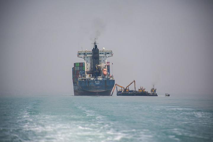 Rescate de un buque portacontenedores surcoreano que encalló tras elegir la ruta equivocada al intentar navegar por Ormuz, a la altura de Omán, el 18 de junio de 2026.