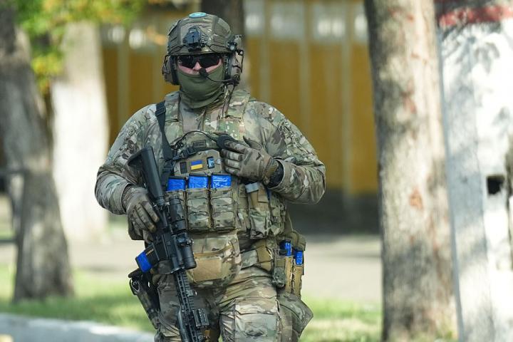 Un militar ucraniano, con todo su uniforme encima
