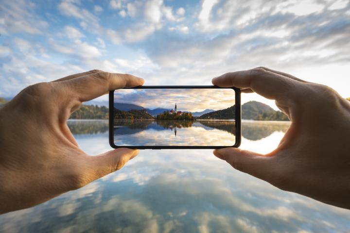Una persona, fotografiando su destino vacacional.