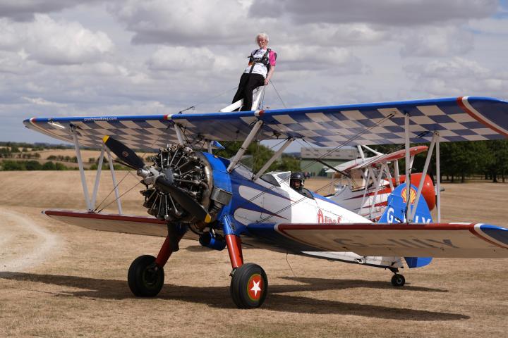 Betty Bromage, practicando wing walk.