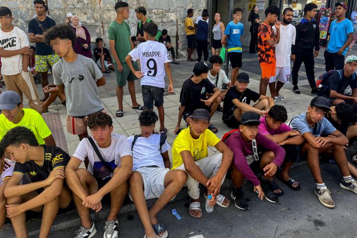 Decenas de menores se acumulan a las puertas de Comisaría de Ceuta para ser identificados