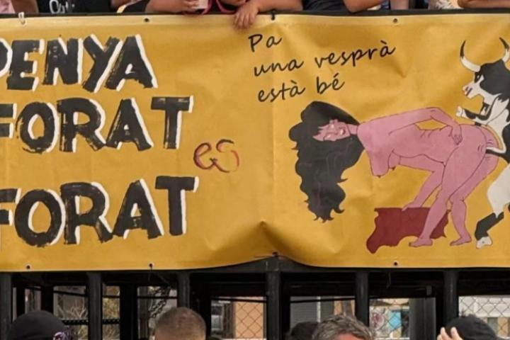 Denuncian el logo sexista de una peña taurina de Sagunt con un toro "sometiendo sexualmente a una mujer"