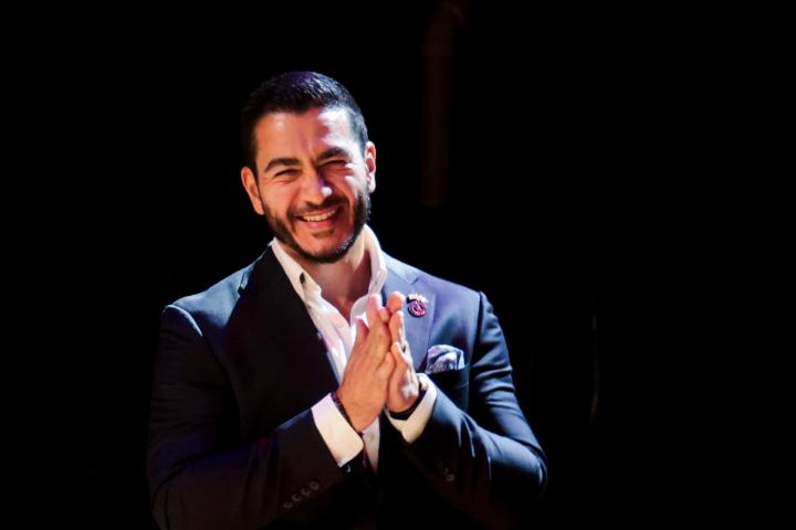 El candidato demócrata al Senado de EEUU, Abdul El-Sayed, ante sus correligionarios, el 5 de agosto de 2026, mientras se esperaba el recuento electoral en Detroit (Michigan).