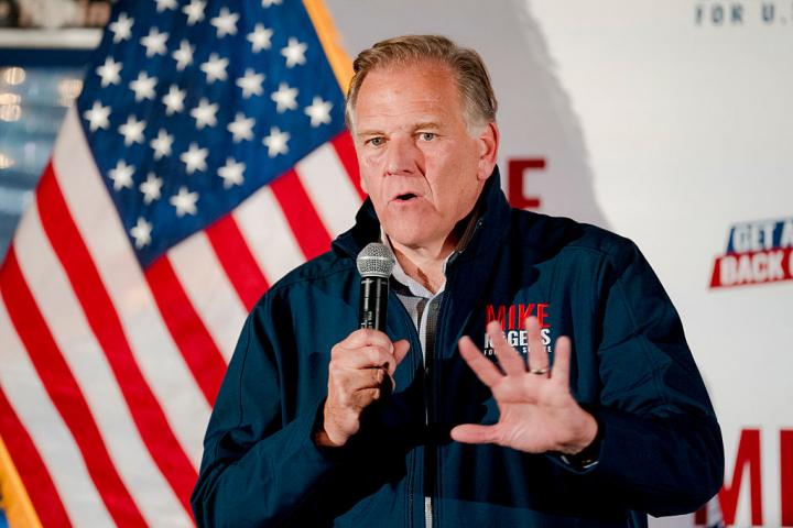 El candidato republicano al Senado de Estados Unidos, el exrepresentante Mike Rogers, durante un mitin en el Rec Bowl de Mt. Clemens, Michigan, el 4 de noviembre de 2024.