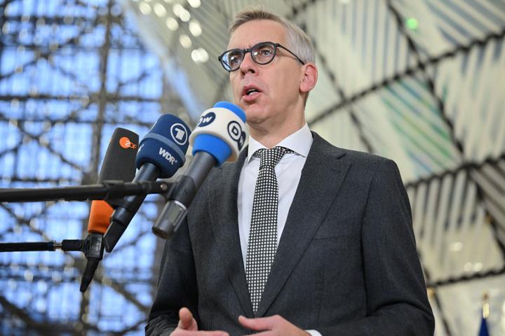 El ministro del Interior de Luxemburgo, Leon Gloden, asiste a la reunión de ministros del ramo de la Unión Europea, el 8 de diciembre de 2025, en Bruselas.