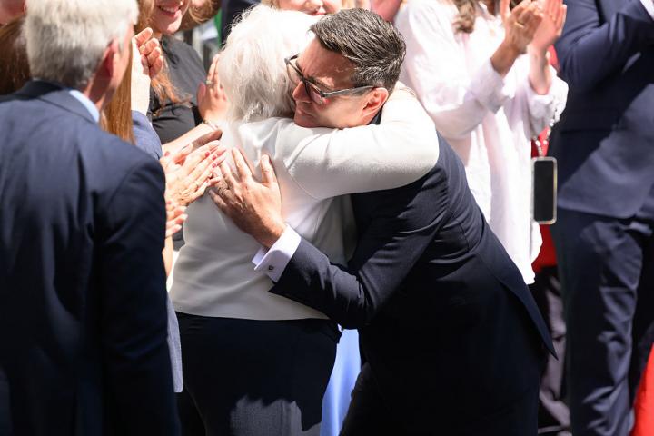 El nuevo Primer Ministro y líder del Partido Laborista, Andy Burnham, abraza a su madre, Eileen Burnham, a su llegada a Downing Street, el 20 de julio de 2026.