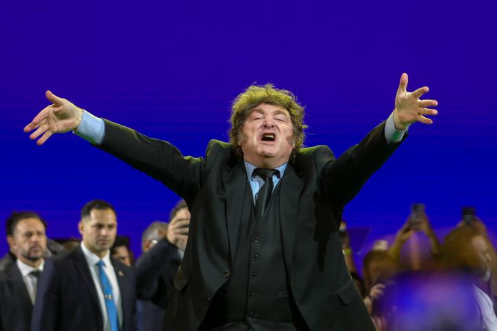 El presidente argentino, Javier Milei, durante un acto de apoyo al candidato ultra brasileño, Flávio Bolsonaro.