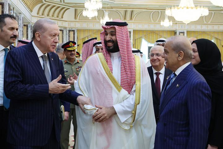 El presidente turco Recep Tayyip Erdogan, el príncipe saudí Mohammed bin Salman y el primer ministro pakistaní Shehbaz Sharif, el 7 de agosto de 2016, en la firma de su pacto militar, en La Meca.