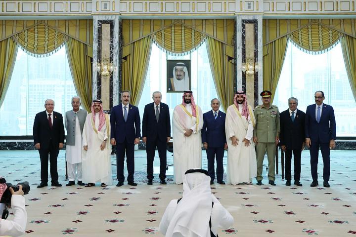 Foto de familia de los representantes de Turquía, Pakistán y Arabia Saudí, reunidos el 7 de agosto de 2026 en La Meca para firmar su acuerdo defensivo a tres.