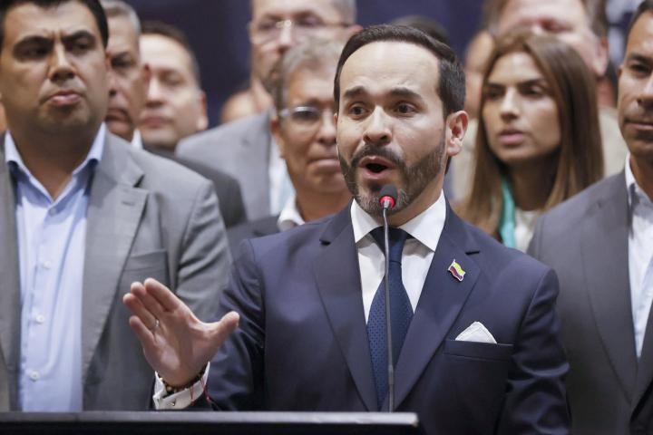 Fotografía del 30 de julio de 2026 que muestra al presidente electo de Colombia, Abelardo de la Espriella, hablando durante en un empalme territorial en Bogotá (Colombia).