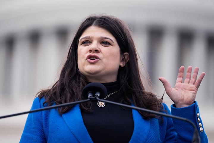 La representante Haley Stevens, demócrata por Michigan, durante una manifestación en el Capitolio para apoyar la investigación contra el cáncer de mama, 6 de mayo de 2025.