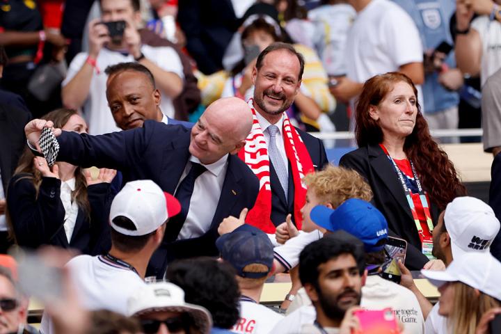 Lisa Klaveness 'pasando' del selfi de Infantino con el príncipe Haakon de Noruega en el palco de Miami durante el Mundial
