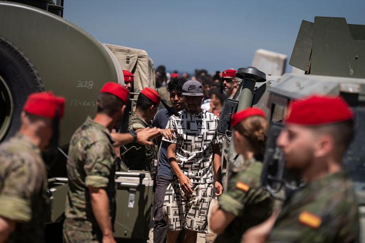 Militares españoles vigilan Ceuta tras la oleada migratoria de finales de julio