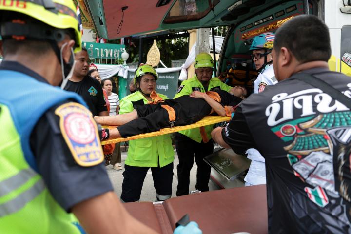 Emergency personnel carry an injured teacher into an ambulance, at Debsirin Nonthaburi School, the site of a shooting incident, in Bang Kruai district in Nonthaburi province on the outskirts of Bangkok, Thailand, August 7, 2026. REUTERS/ChaliPersonal de emergencia traslada a una maestra herida a una ambulancia en la escuela Debsirin Nonthaburi, tras un tiroteo, el 7 de agosto de 2026.nee Thirasupa