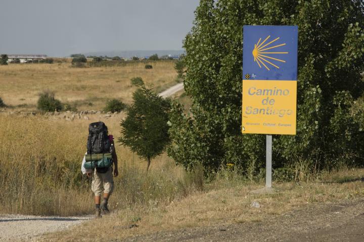 Un peregrino hace el camino por la provincia de León, uno de los lugares donde se podrá ver el eclipse total de Sol