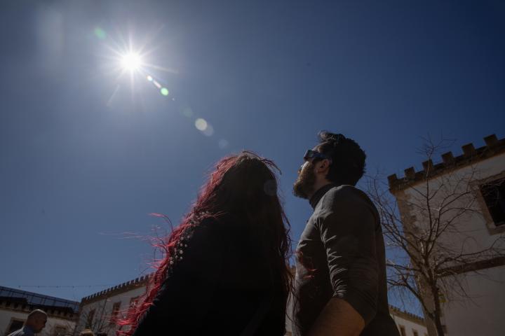Una pareja observando un eclipse parcial.