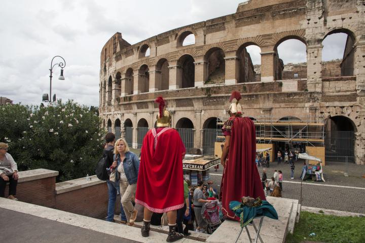 Una representación ante el Coliseo de Roma, Italia.