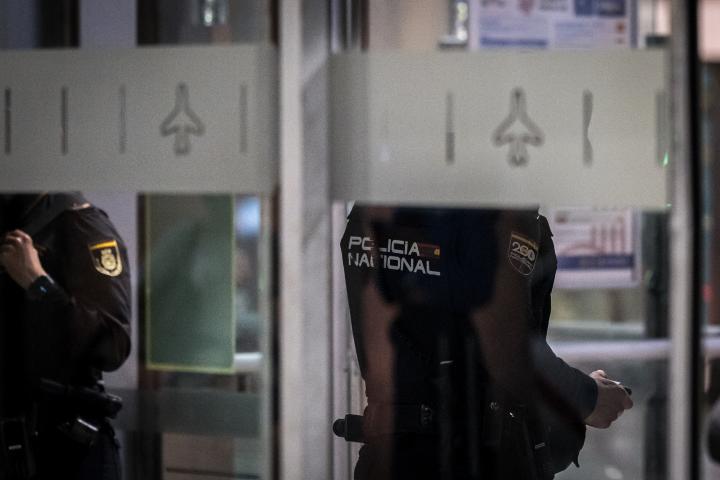 Agentes de policía trabajando en el aeropuerto.