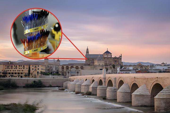 Una imagen de archivo del Puente Romano de Córdoba y otra superpuesta de unos bolígrafos Bic