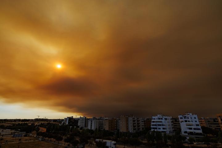 El humo procedente del incendio de Niebla (Huelva) cubriendo gran parte del cielo en Mairena del Aljarafe (Sevilla)