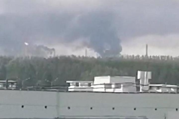 El humo se eleva desde una refinería de petróleo atacada por Ucrania en Rusia, el 10 de agosto de 2026, en Nizhnekamsk, región de Tatarstán.