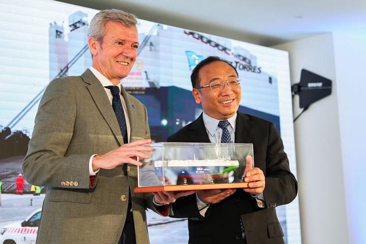 El presidente de la Xunta gallega, Alfonso Rueda y el vicepresidente de SAIC, Wu Bing, en la recepción del primer buque transportador de automóviles del gigante automovilístico chino, el 9 de julio de 2026, en Ferrol.
