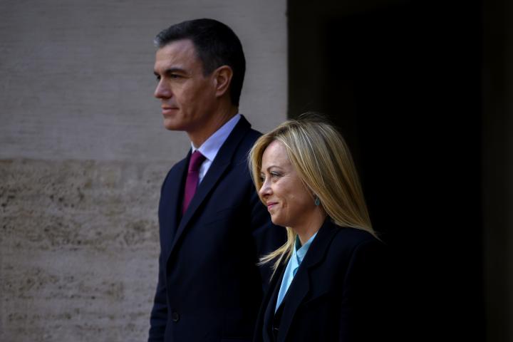 El presidente del Gobierno, Pedro Sánchez, y la primera ministra italiana, Giorgia Meloni.