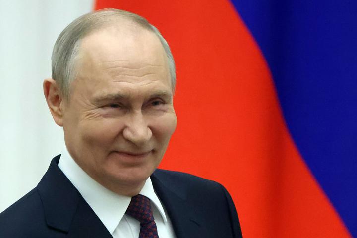 El presidente ruso Vladimir Putin sonríe durante su encuentro con la selección nacional de boxeo en el Kremlin, el 22 de abril de 2026, en Moscú.