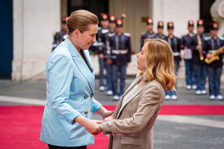 La primera ministra italiana, Giorgia Meloni, recibe a su homóloga del Reino de Dinamarca, Mette Frederiksen, en el Palacio Chigi, el 22 de mayo de 2025.