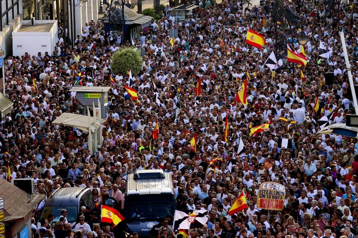 Miles de ceutíes, concentrados en la Plaza de la Constitución de Ceuta, en una multitudinaria manifestación convocada por las comunidades religiosas, el 10 de agosto de 2026.