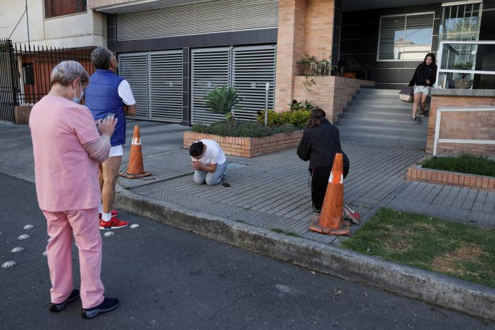 alt="alt="Personas congregadas en la calle tras el terremoto en Bogotá.""