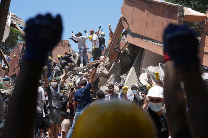 Rescatistas y vecinos buscan supervivientes entre los escombros en uno de los muchísimos edificios devastados por el terremoto de 7'4 grados en Colombia