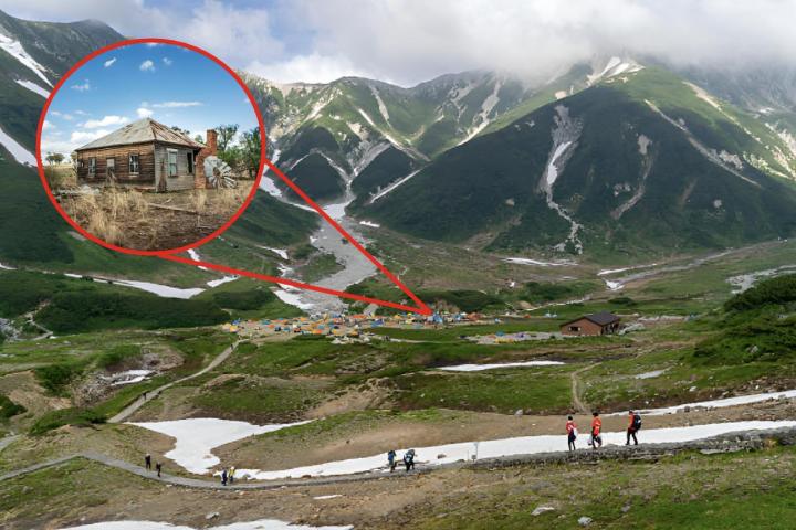 Una foto de archivo de los Alpes en Japón y otra superpuesta de una granja abandonada.