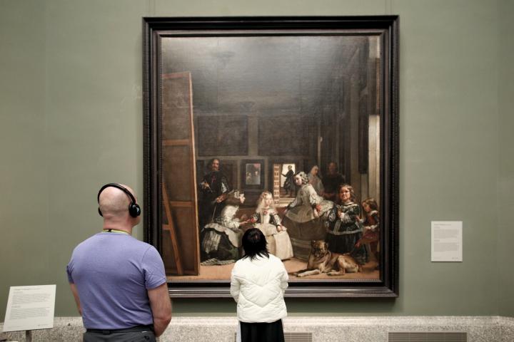 Dos personas mirando 'Las Meninas' en el Museo del Prado.