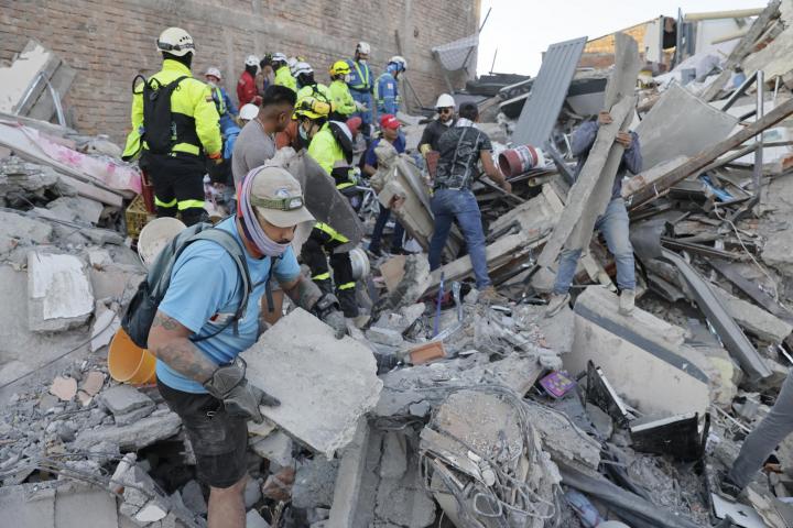 Edificios y casas afectadas este martes, tras un terremoto de magnitud 7,4 que sacudió al país, en Pereira (Colombia)