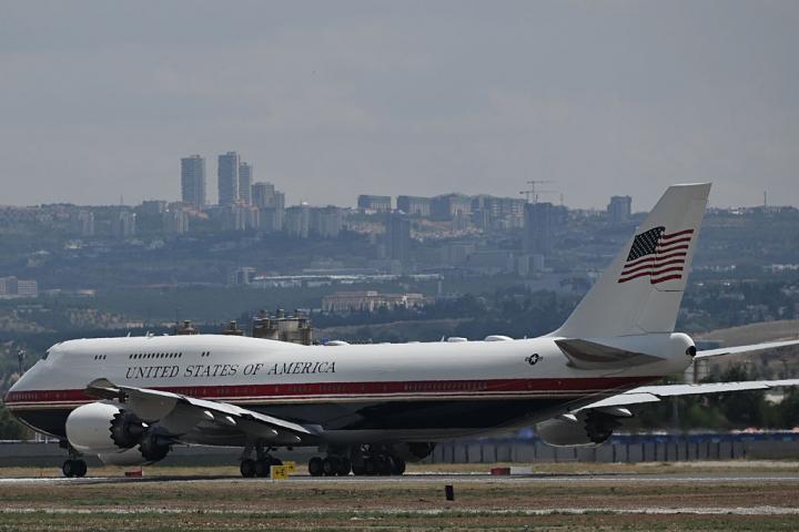 El avión que transporta al presidente estadounidense Donald Trump llega al aeropuerto de Ankara (Turquía), de cara a la cumbre de la OTAN, el 7 de julio de 2026.