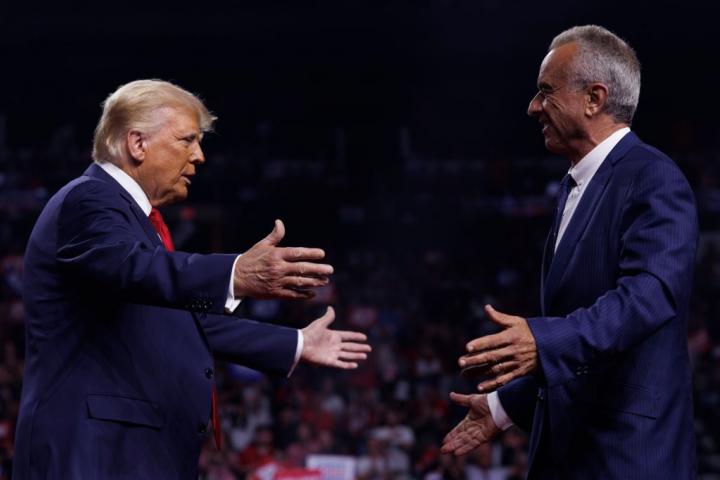 El entonces candidato presidencial republicano Donald Trump, recibido por Robert F. Kennedy Jr. (hoy responsable de Salud) un acto de campaña en Glendale (Arizona), el 23 de agosto de 2024.