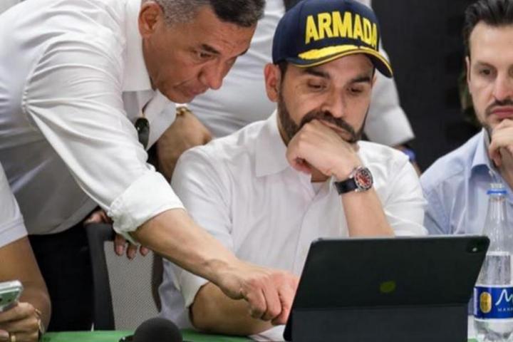 El presidente de Colombia, Abelardo de la Espriella, escucha al ministro de Defensa, Jorge Eduardo Mora López, en un puesto de mando del terremoto en Quibdó, el 10 de agosto de 2026.