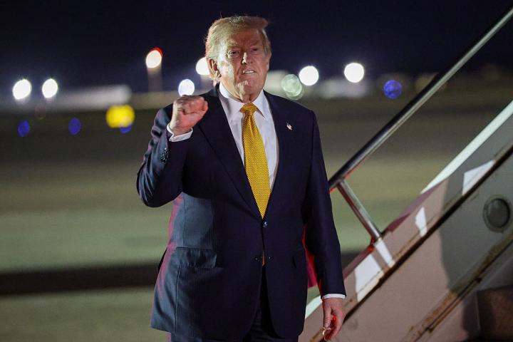 El presidente de Estados Unidos, Donald Trump, al bajar del Air Force One para abordar el nuevo avión Boeing, obsequio de Qatar, rumbo a su país, a la vuelta de la cumbre de la OTAN, el 8 de julio de 2026 en Mildenhall.