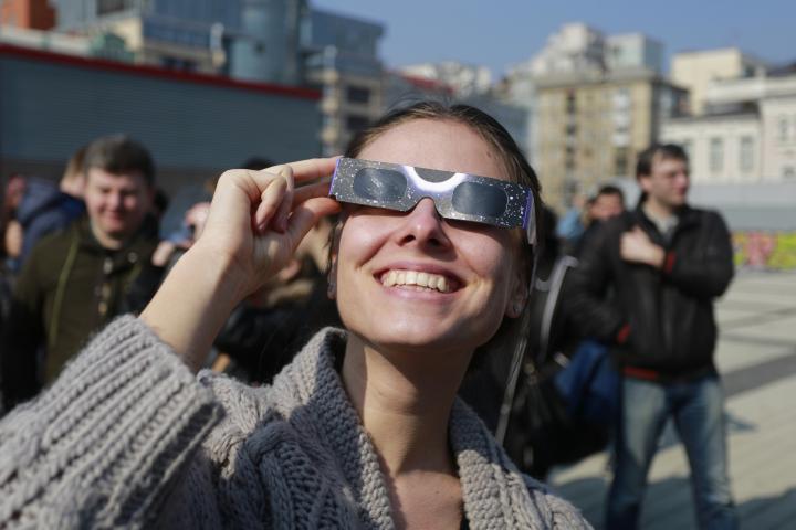 Una mujer observa un eclipse