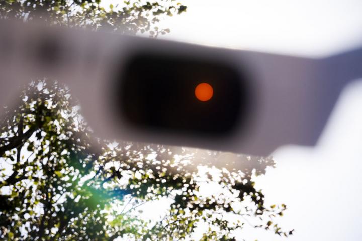 Imagen de unas gafas homologadas mostrando un eclipse