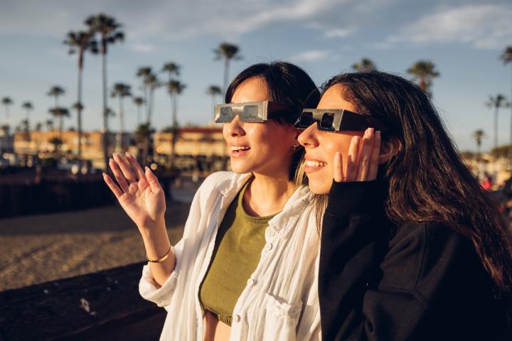 Amigas durante un eclipse