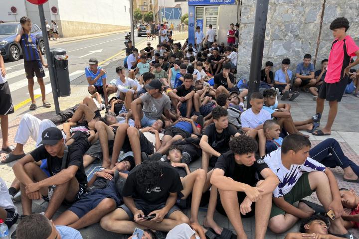 Multitud de menores migrantes esperan para su filiación frente a la Jefatura Superior de la Policía Nacional en Ceuta este lunes