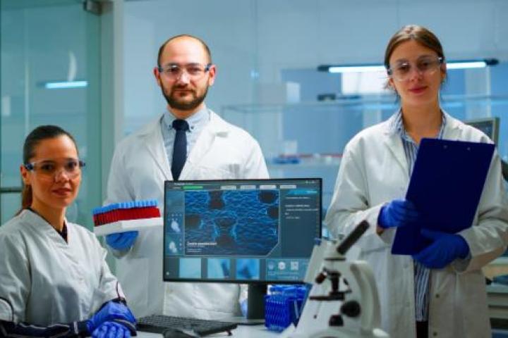 Profesionales de la ciencia médica en un laboratorio de investigación.