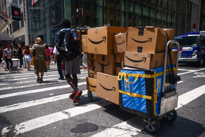 Un repartidor de Amazon, llevando paquetes por las calles de Manhattan, en Nueva York, el 6 de julio de 2024.