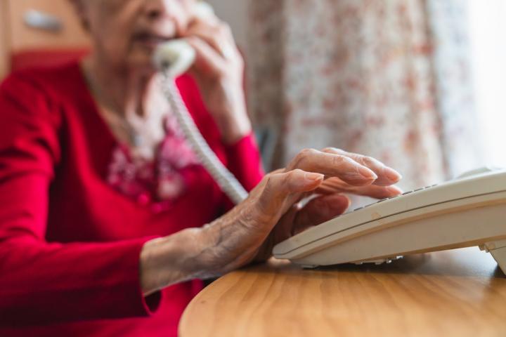Una anciana hablando por teléfono