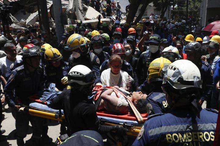 Bomberos de Cali rescatan a Diana Troncoso de entre los escombros que dejó el terremoto de magnitud 7,4, en Torres del Limonar, en Colombia, el 12 de agosto de 2026.
