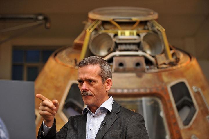 Chris Hadfield, frente a un módulo del Apolo 10, en 2013 en Londres.