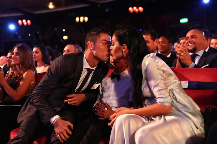 Cristiano Ronaldo y Georgina Rodríguez dándose un beso en la ceremonia de los premios FIFA Men's Players de 2017.